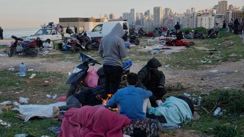 Vertriebene, die vor israelischen Luftangriffen in Beiruts südlichen als Dahija bekannten Vororten fliehen, schlafen an der Küste von Beirut.