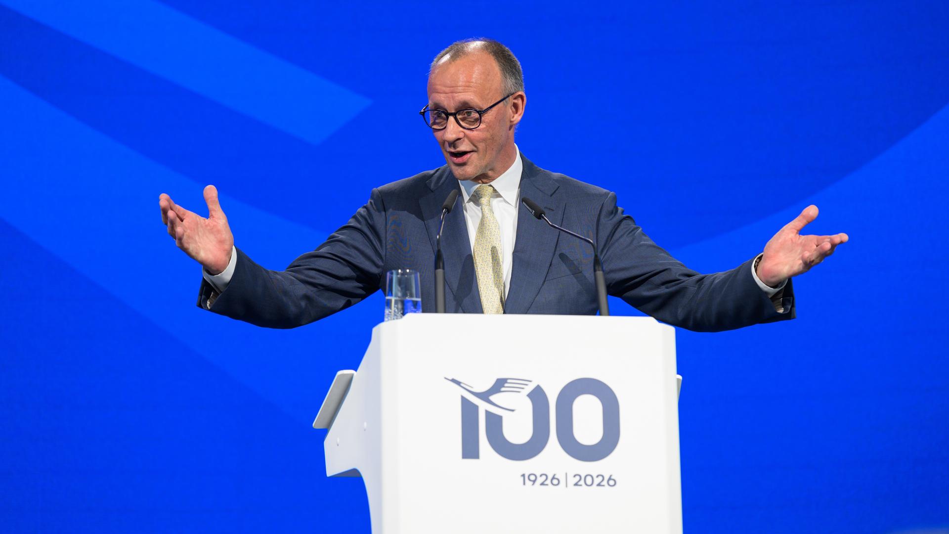Bundeskanzler Friedrich Merz spricht auf der Veranstaltung zum 100-Jahre-Jubiläum der Deutschen Lufthansa AG. Bundeskanzler Friedrich Merz spricht auf der Veranstaltung zum 100-Jahre-Jubiläum der Deutschen Lufthansa AG.