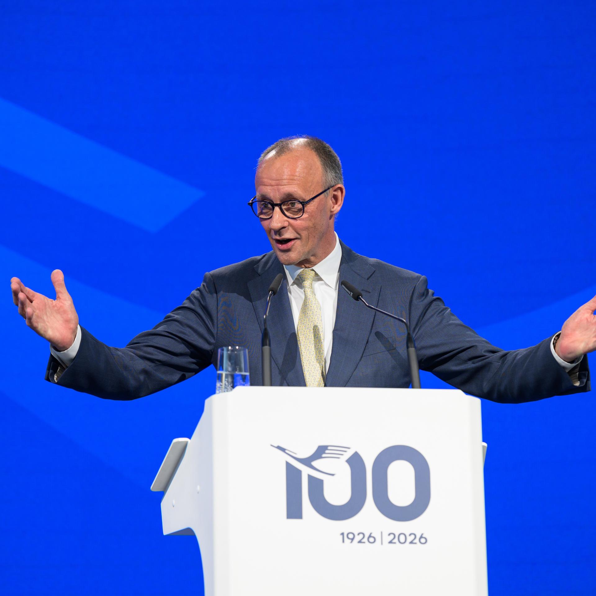 Bundeskanzler Friedrich Merz spricht auf der Veranstaltung zum 100-Jahre-Jubiläum der Deutschen Lufthansa AG.