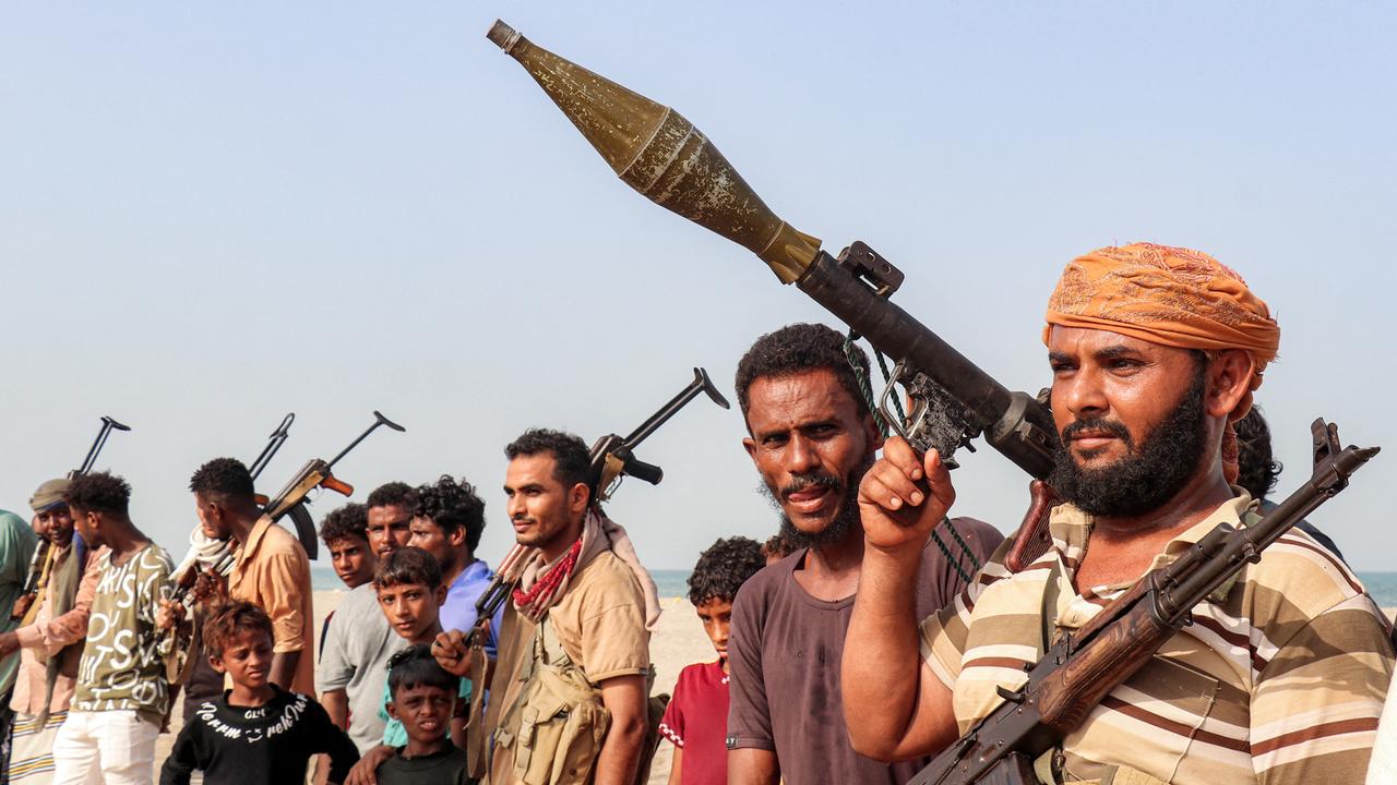 Das Bild zeigt eine Gruppe von Kämpfern der Huthi-Miliz. Sie halten eine Panzerfaust und Maschinengewehre in den Händen. Das Bild zeigt eine Gruppe von Kämpfern der Huthi-Miliz. Sie halten eine Panzerfaust und Maschinengewehre in den Händen.