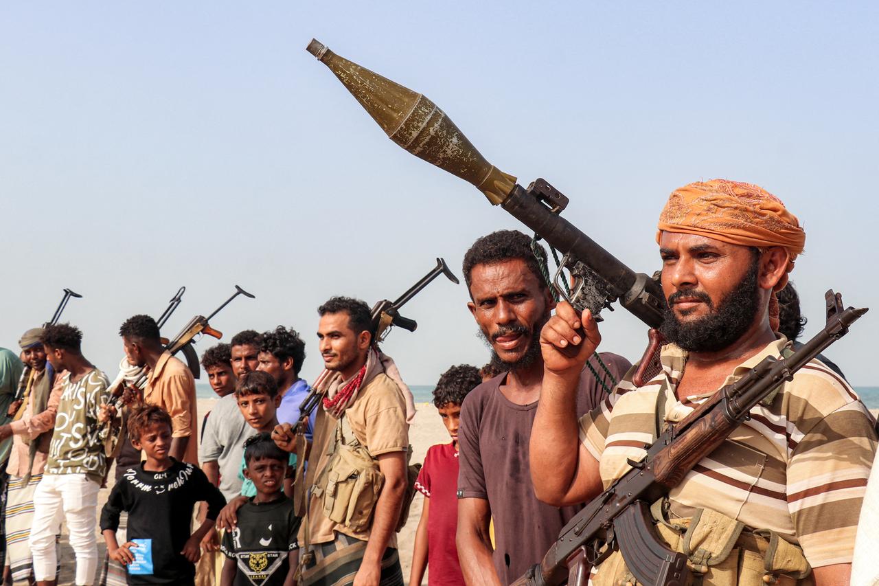 Das Bild zeigt eine Gruppe von Kämpfern der Huthi-Miliz. Sie halten eine Panzerfaust und Maschinengewehre in den Händen. Das Bild zeigt eine Gruppe von Kämpfern der Huthi-Miliz. Sie halten eine Panzerfaust und Maschinengewehre in den Händen.