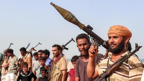 Das Bild zeigt eine Gruppe von Kämpfern der Huthi-Miliz. Sie halten eine Panzerfaust und Maschinengewehre in den Händen.