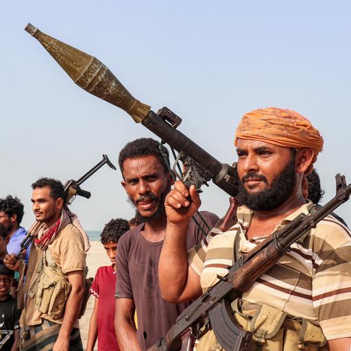 Das Bild zeigt eine Gruppe von Kämpfern der Huthi-Miliz. Sie halten eine Panzerfaust und Maschinengewehre in den Händen.