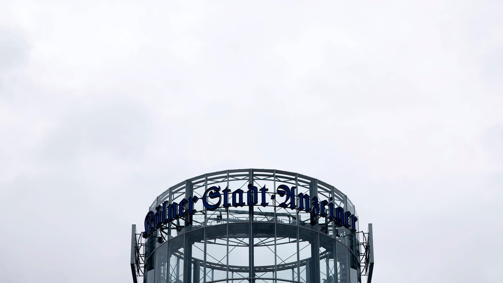Der Turm des Neven DuMont Hauses in Köln mit der Aufschrift "Kölner Stadt-Anzeiger".