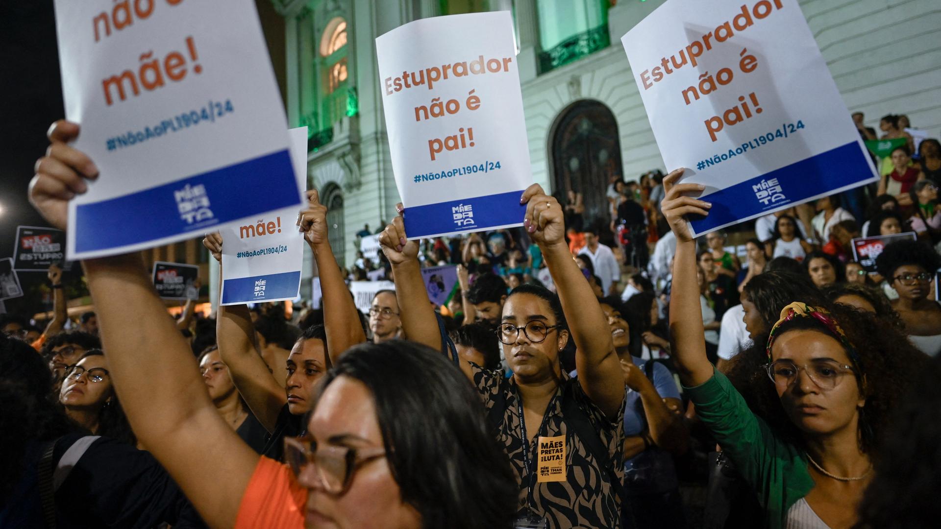 Frauen protestieren in Brasilien gegen eine geplante Verschärfung des Abtreibungsrechts. Sie stehen dicht gedrängt und halten Plakate in die Höhe. 