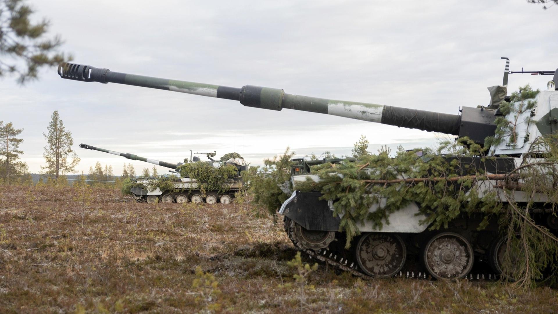 Finnland, Rovajärvi: Haubitzen K9 Thunder der finnischen Streitkräfte stehen in Position auf dem Schießplatz Rovajärvi in Finnisch-Lappland.