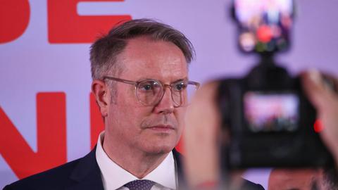 SDP-Spitzenkandidat in Rheinland Pfalz, Alexander Schweitzer, schaut betroffen in einen Raum.