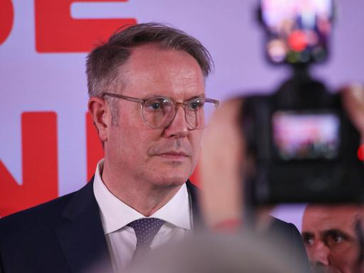 SDP-Spitzenkandidat in Rheinland Pfalz, Alexander Schweitzer, schaut betroffen in einen Raum.