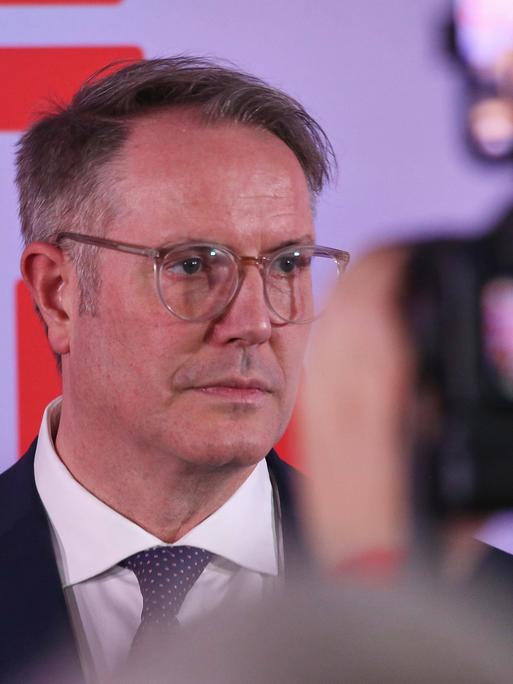 SDP-Spitzenkandidat in Rheinland Pfalz, Alexander Schweitzer, schaut betroffen in einen Raum.