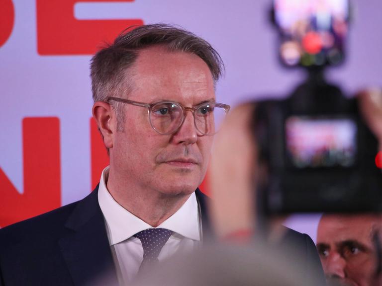 SDP-Spitzenkandidat in Rheinland Pfalz, Alexander Schweitzer, schaut betroffen in einen Raum.