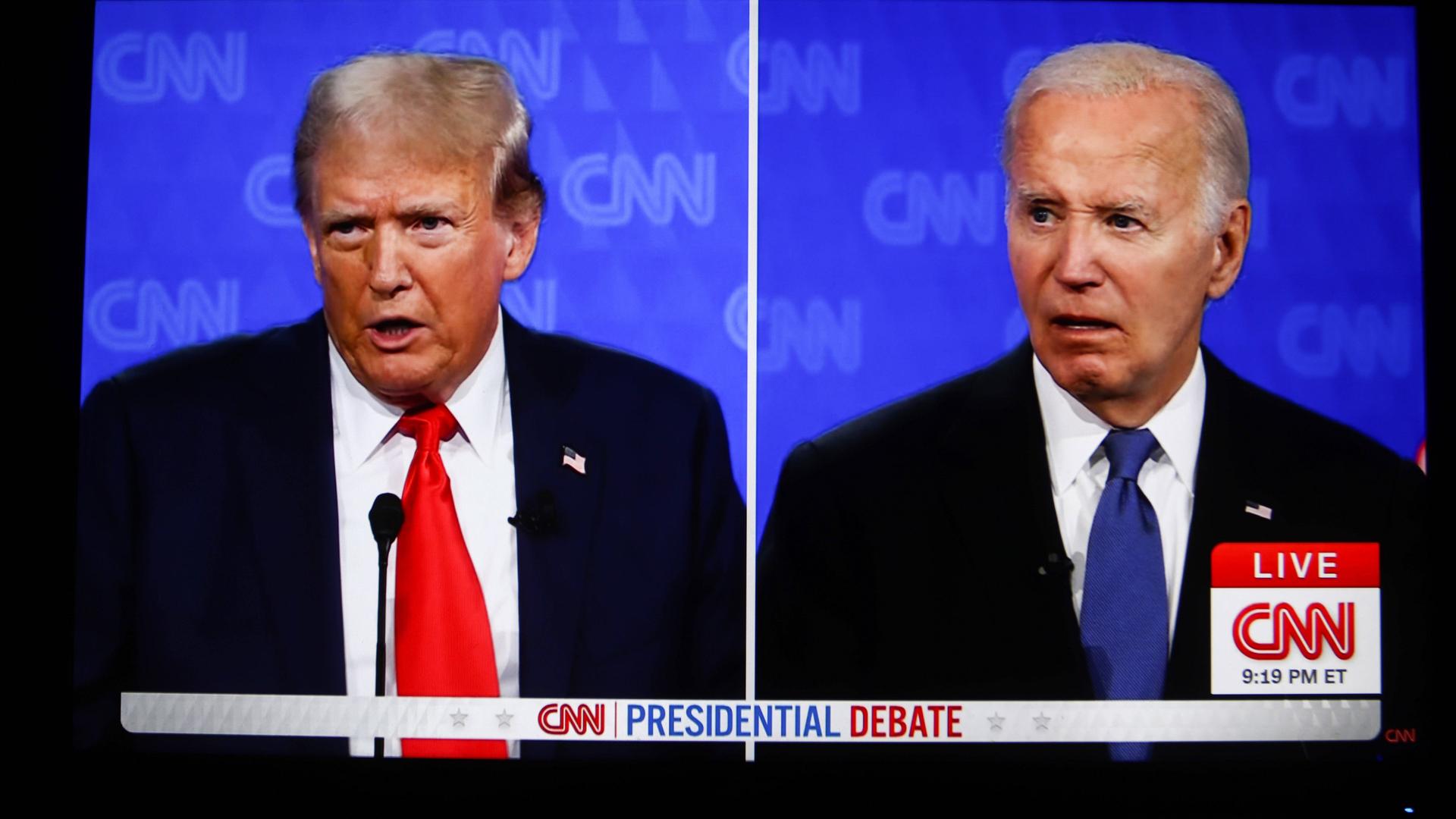 Das Foto aus der Fernseh-Diskussion zeigt den früheren US-Präsidenten Trump (links) und den Präsident Biden.