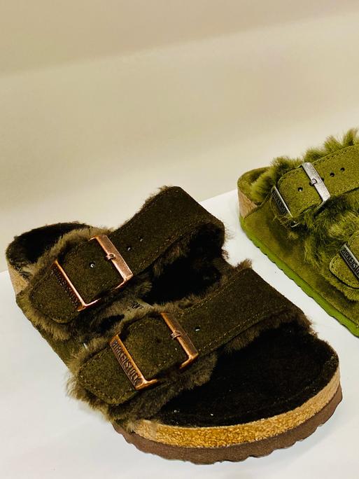 Birkenstock-Sandalen mit Fell in verschiedenen Farben. Sie sind Teil einer Winterkollektion des Herstellers.