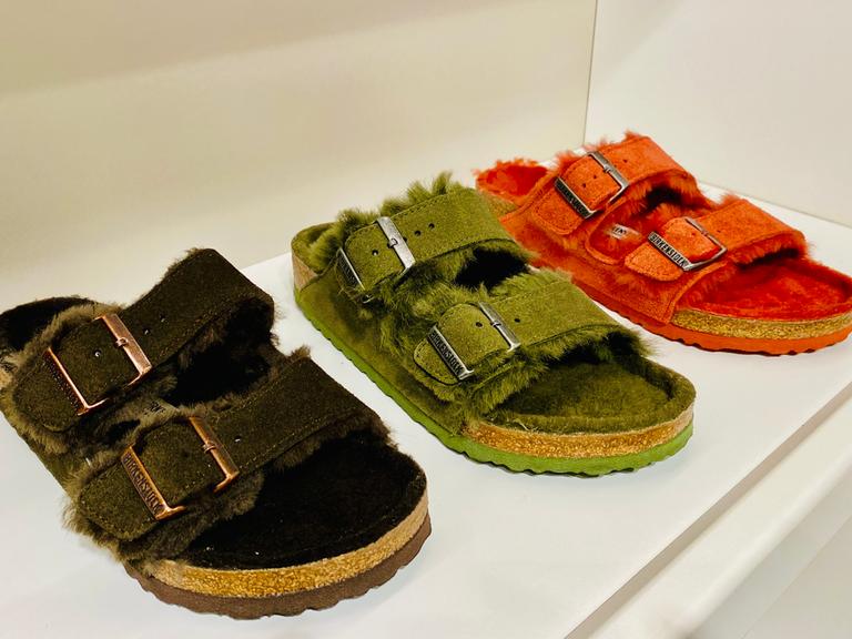 Birkenstock-Sandalen mit Fell in verschiedenen Farben. Sie sind Teil einer Winterkollektion des Herstellers.