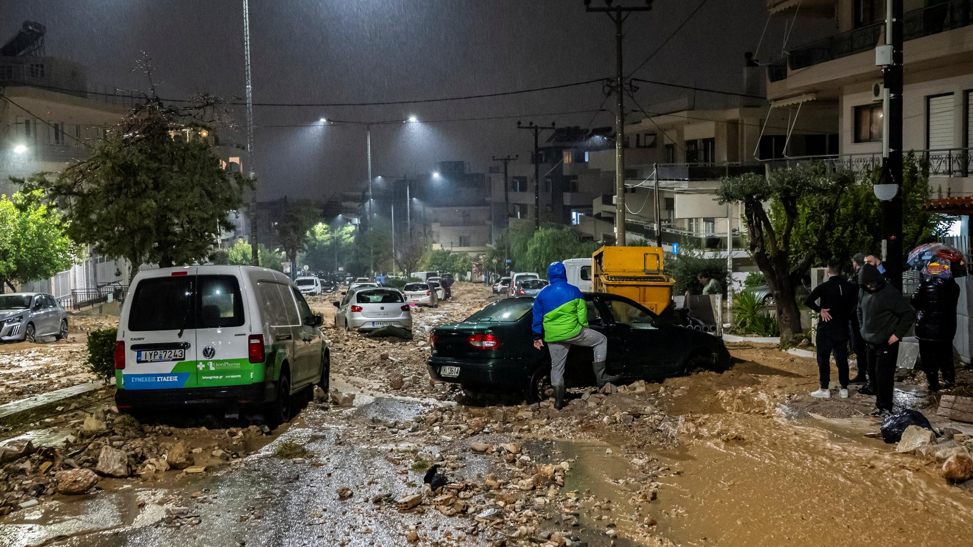 Aufräumarbeiten in Athen, nachdem zahlreiche Straßen mit Schlamm und Geröll überflutet wurden Aufräumarbeiten in Athen, nachdem zahlreiche Straßen mit Schlamm und Geröll überflutet wurden
