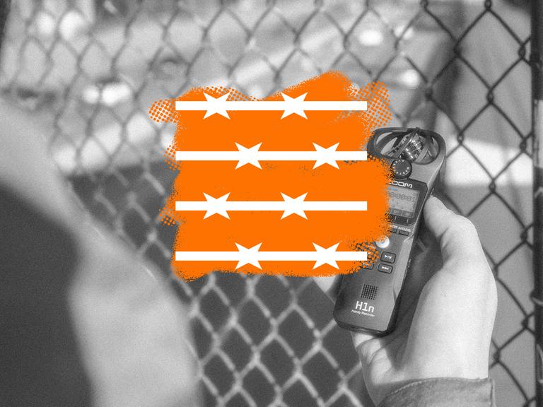 An einem Maschendrahtzaun hält eine Hand ein Aufnahmegerät. Daneben eine orangefarbene Collage.