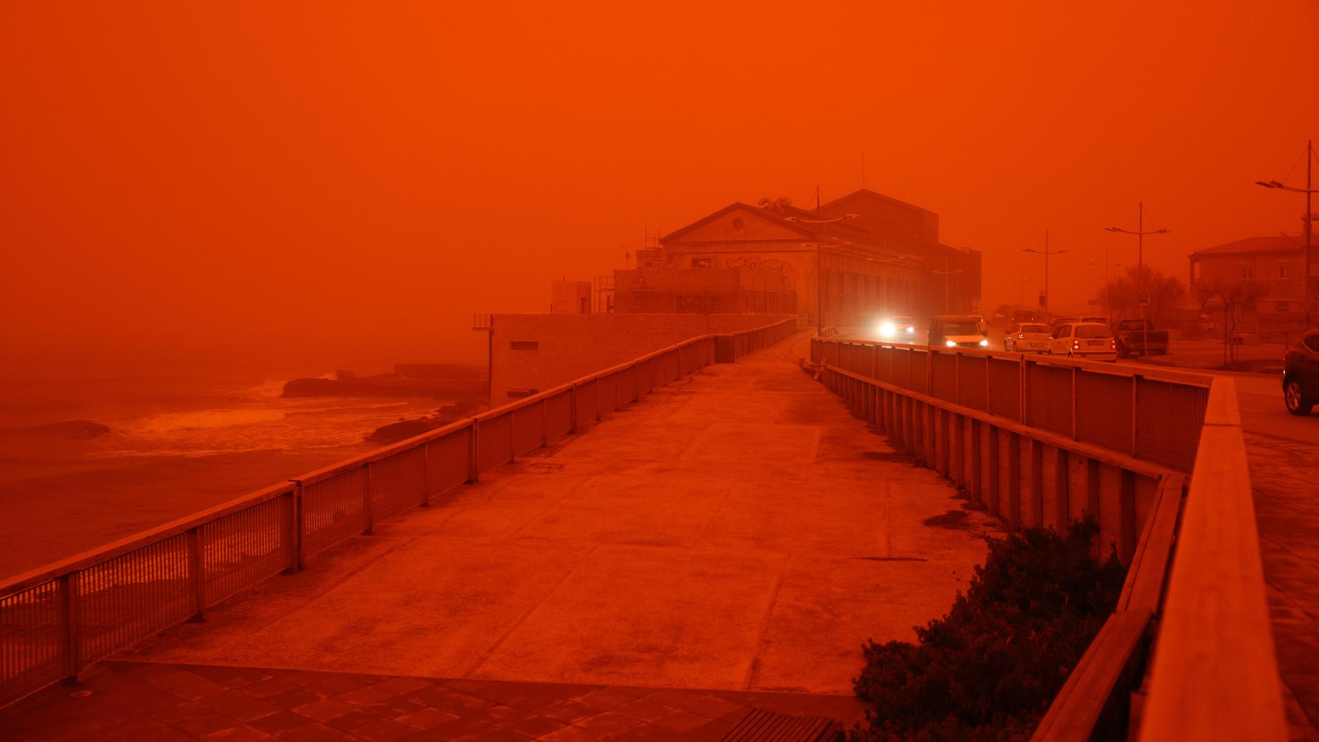 Eine Mole am Meer auf Kreta ist durch den Saharasturm kaum zu sehen. Eine Mole am Meer auf Kreta ist durch den Saharasturm kaum zu sehen.