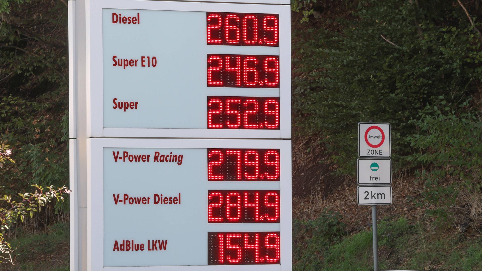 Das Bild zeigt eine Anzeige an einer Tank-Stelle. Die Anzeige zeigt hohe Preise für Benzin und Diesel. Das Bild zeigt eine Anzeige an einer Tank-Stelle. Die Anzeige zeigt hohe Preise für Benzin und Diesel.