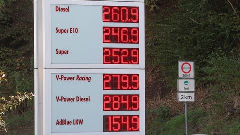 Der aktuelle Preis für Diesel, Super E10 und Super liegt weit über über 2 Euro. Diesel liegt bei bei 2,60 Euro, Super E10 bei 2,46 Euro und Super bei 2,52 Euro. 