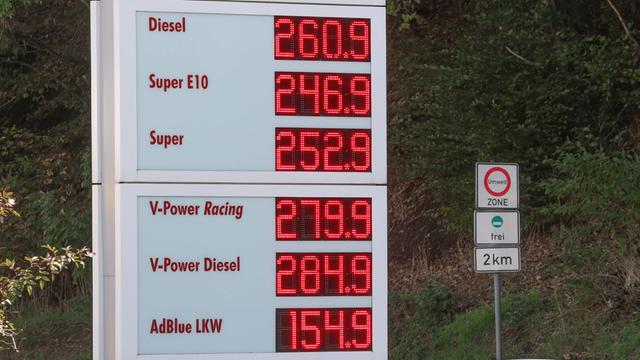 Das Bild zeigt eine Anzeige an einer Tank-Stelle. Die Anzeige zeigt hohe Preise für Benzin und Diesel.