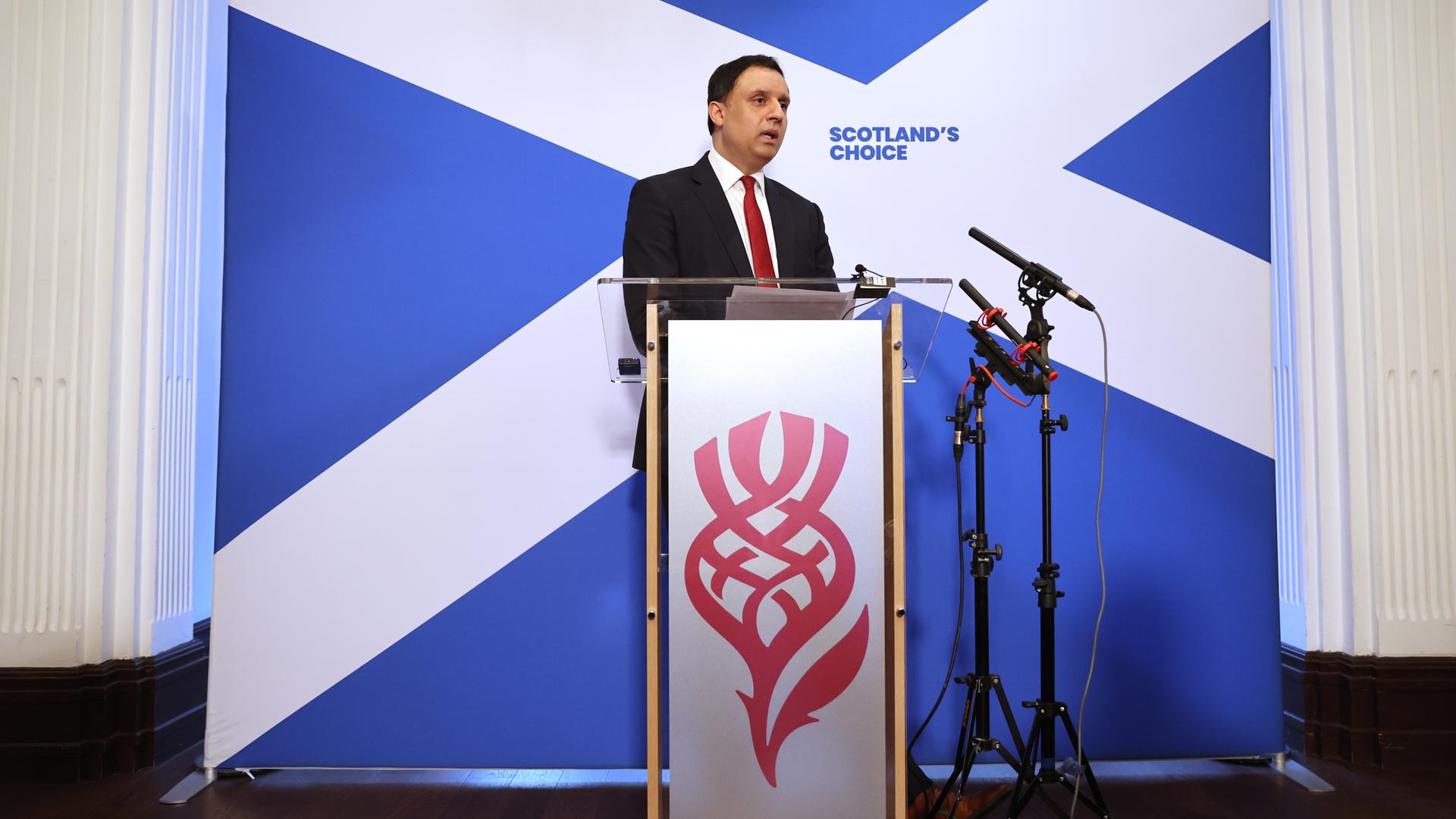 Der Vorsitzende der Labour-Partei in Schottland, Anas Sarwar, steht hinter einem Rednerpult.