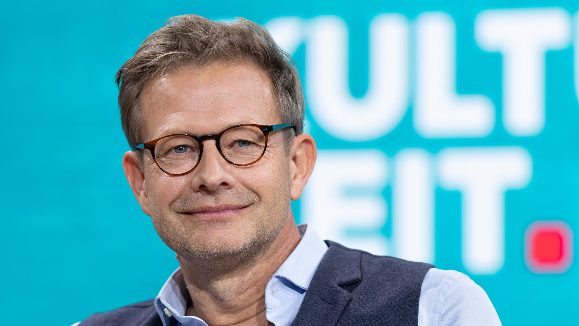 Florian Illies bespricht auf der Literaturbühne von ARD, ZDF und 3sat sein Buch "Wenn die Sonne untergeht". Buchmesse Frankfurt am 16. Oktober 2025. Florian Illies bespricht auf der Literaturbühne von ARD, ZDF und 3sat sein Buch "Wenn die Sonne untergeht". Buchmesse Frankfurt am 16. Oktober 2025.