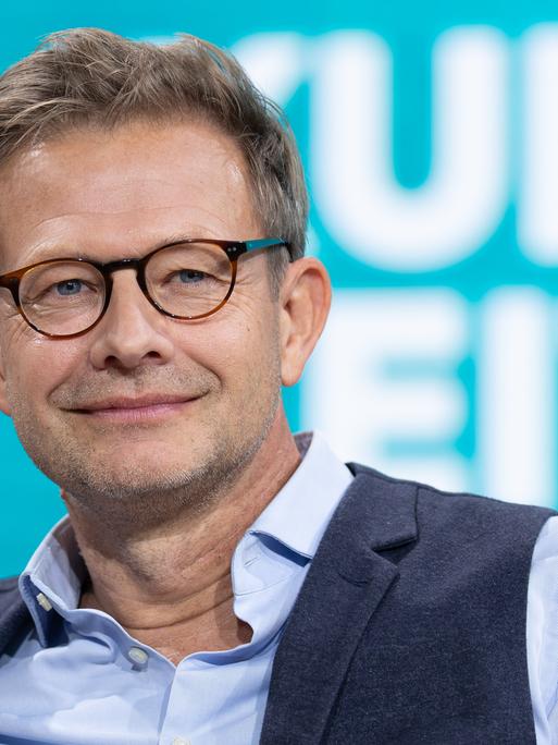 Florian Illies bespricht auf der Literaturbühne von ARD, ZDF und 3sat sein Buch "Wenn die Sonne untergeht". Buchmesse Frankfurt am 16. Oktober 2025.