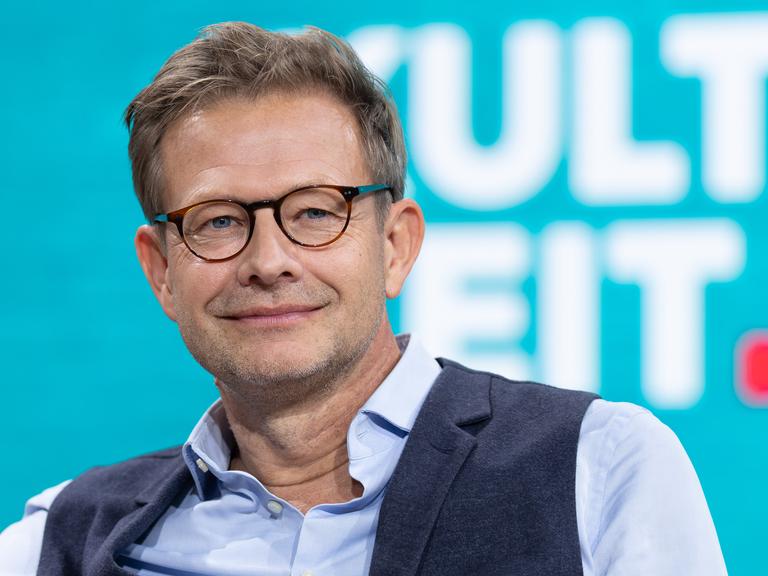 Florian Illies bespricht auf der Literaturbühne von ARD, ZDF und 3sat sein Buch "Wenn die Sonne untergeht". Buchmesse Frankfurt am 16. Oktober 2025.