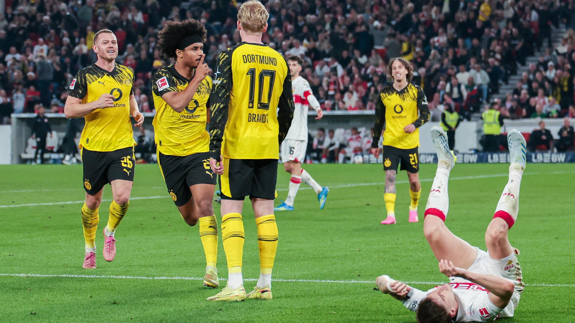 Karim Adeyem von Borussia Dortmund bejubelt das Tor zum 0:1. Er trägt das schwarz-gelbe Dortmund-Trikot. Neben ihm stehen mehrere andere Dortmund-Spieler.