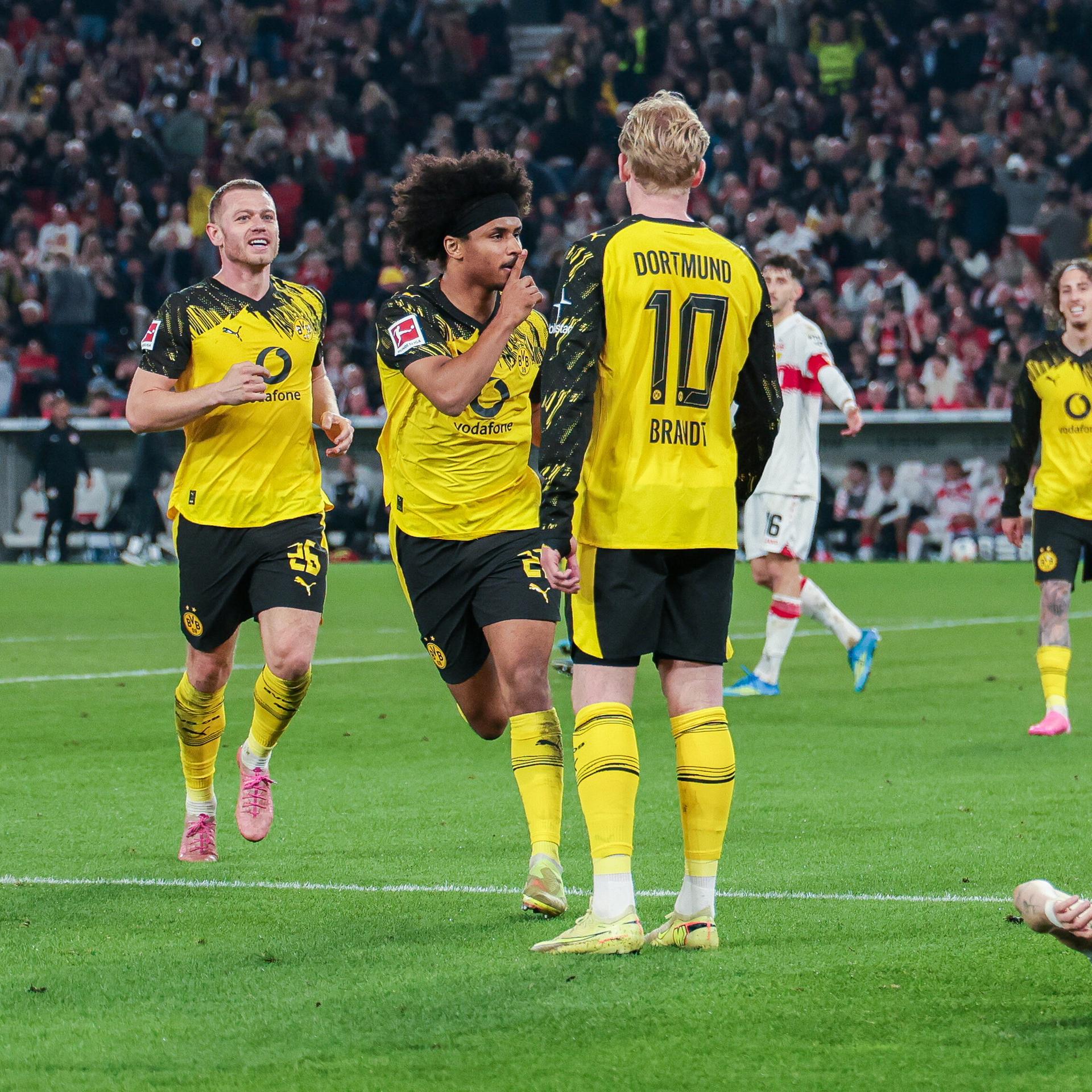 Bundesliga - Dortmund besiegt Stuttgart mit 2:0 - Bayern schlägt Freiburg mit 3:2
