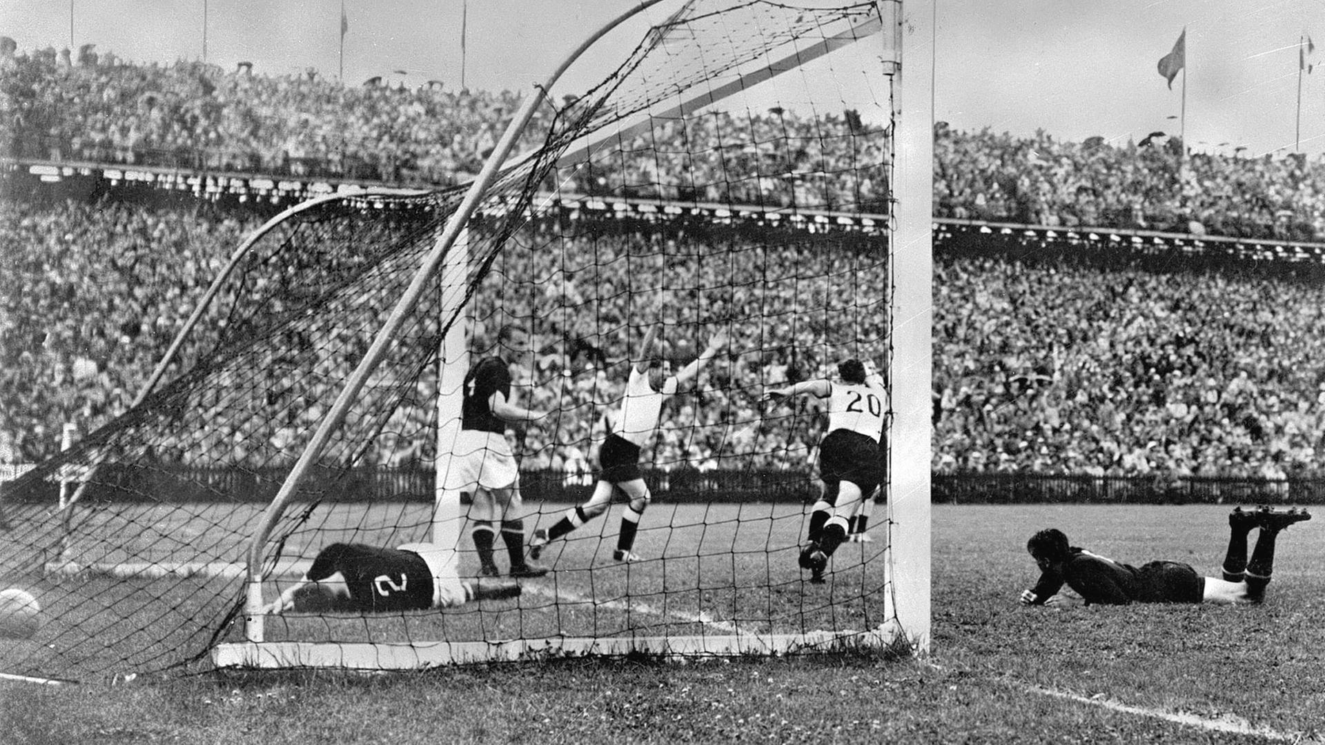 Die deutschen Fußball-Nationalspieler bejubeln einen Treffer im WM-Finale 1954 gegen Ungarn.