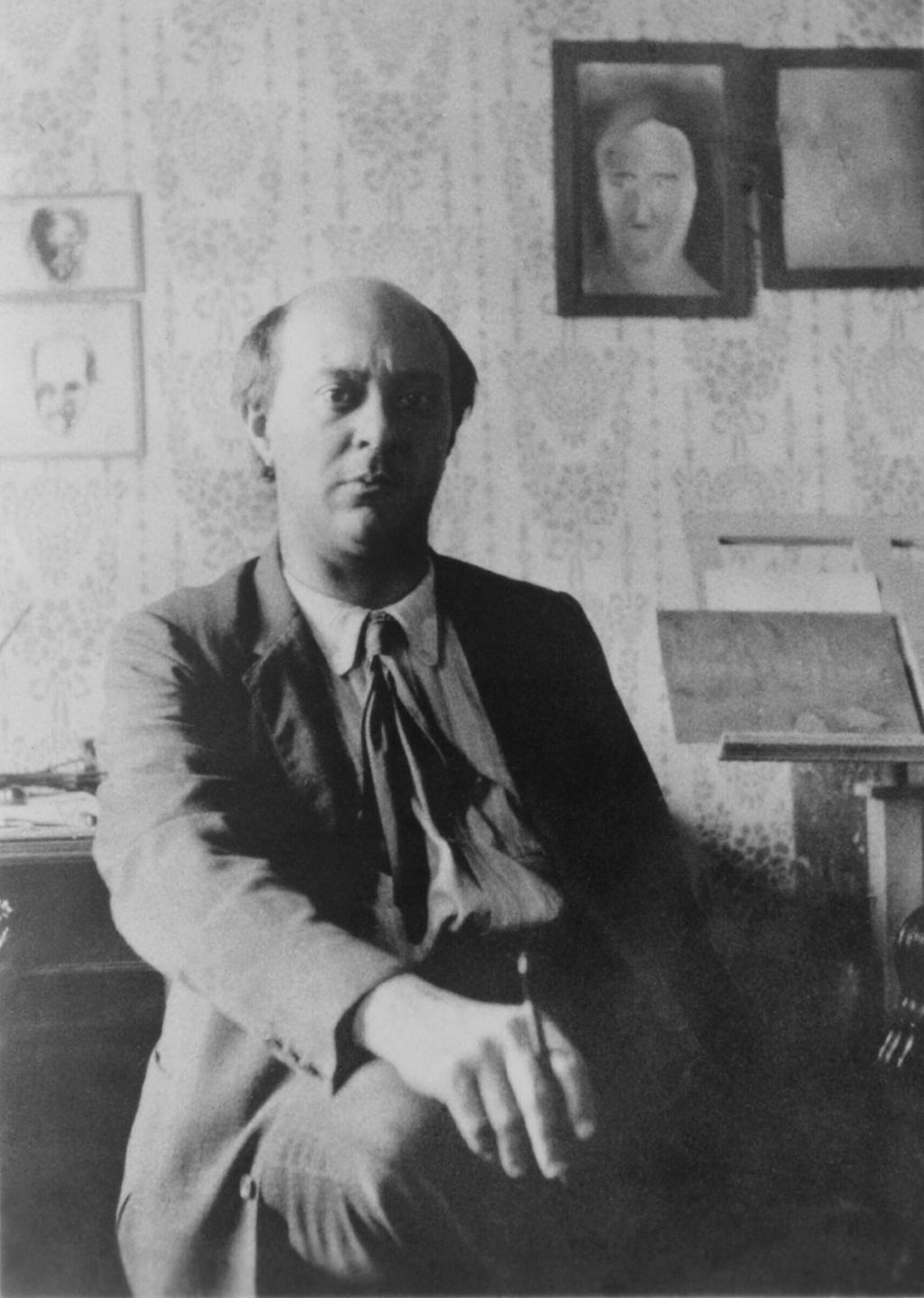 Arnold Schönberg (1874-1951) in seinem Studio 1911. 