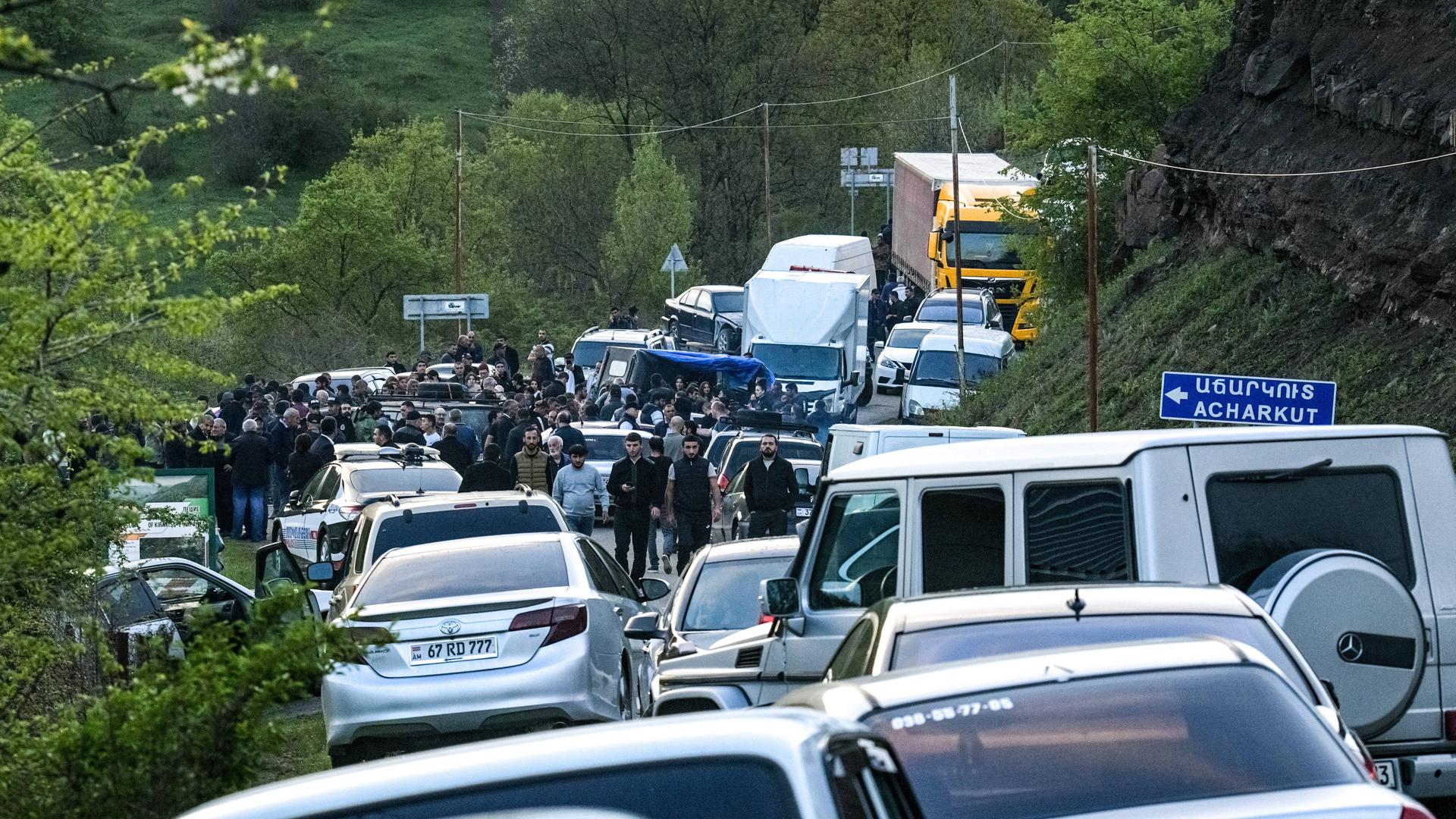 In Armenien blockieren Demonstranten mit ihren Fahrzeugen eine Straße.