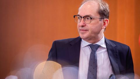 Alexander Dobrindt, aufgenommen bei einer Kabinettsitzung. Er schaut zur Seite.