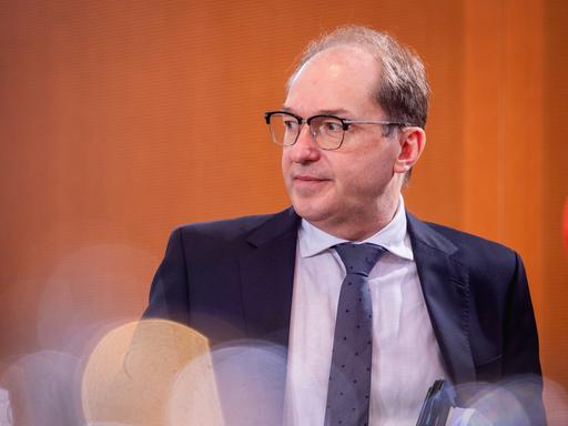 Alexander Dobrindt (CSU), Bundesminister des Innern, aufgenommen im Rahmen einer Kabinettsitzung in Berlin im Februar 2026.