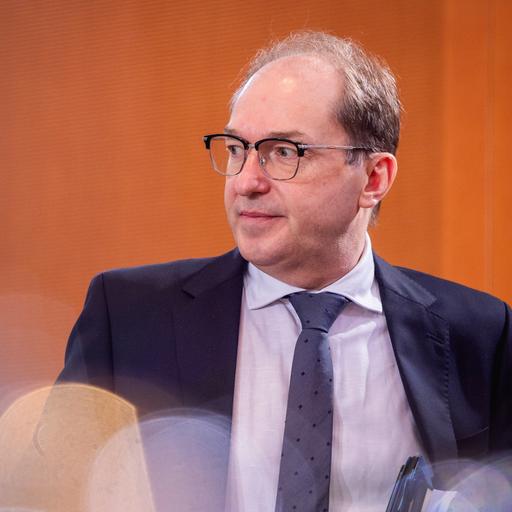 Alexander Dobrindt (CSU), Bundesminister des Innern, aufgenommen im Rahmen einer Kabinettsitzung in Berlin im Februar 2026.