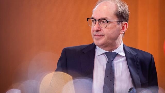 Alexander Dobrindt (CSU), Bundesminister des Innern, aufgenommen im Rahmen einer Kabinettsitzung in Berlin im Februar 2026.