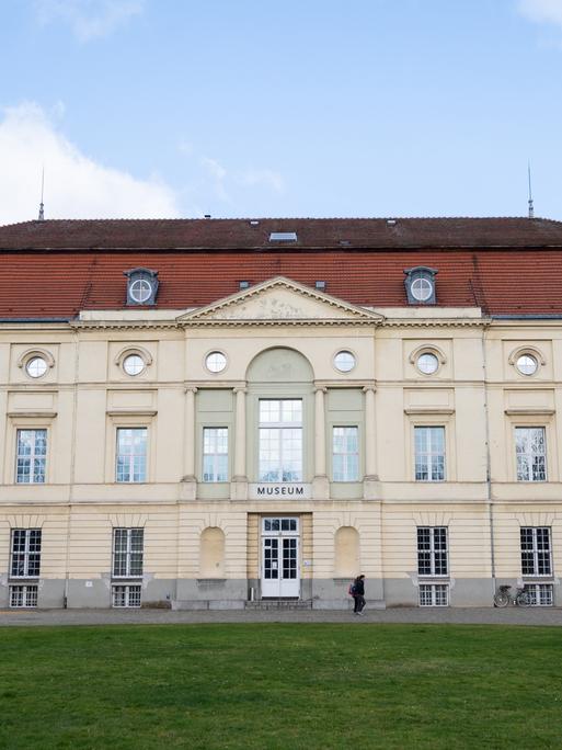 Die Sonne scheint auf den Theaterbau des Schlosses Charlottenburg. Das Käthe-Kollwitz-Museum wird 2022 in den repräsentativen Theaterbau ziehen.