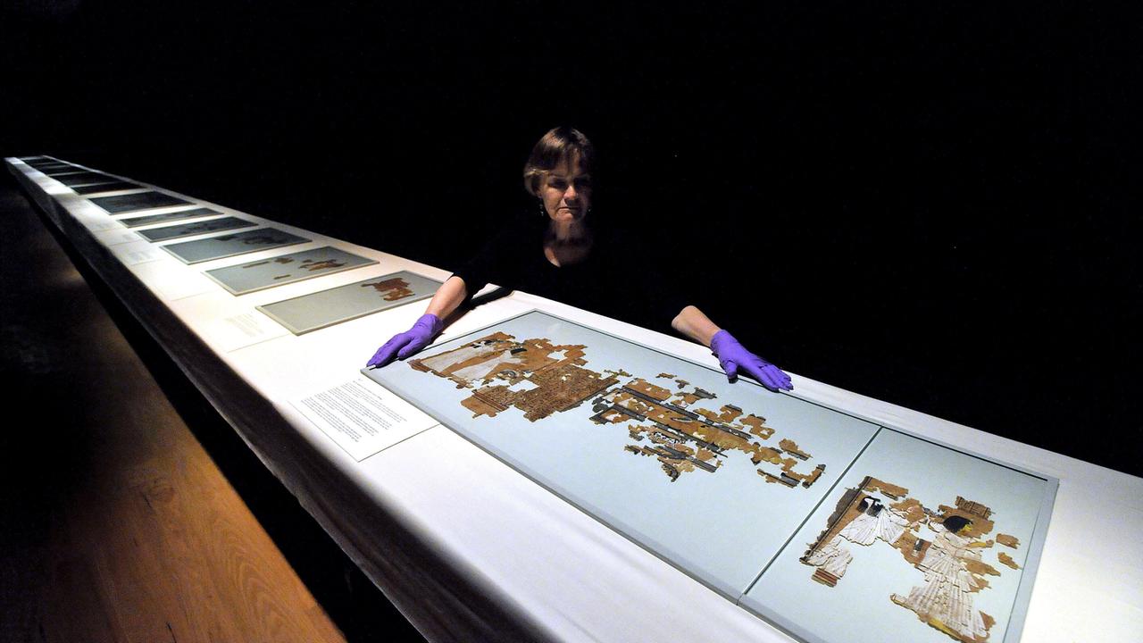 Das Totenbuch des Ramose im Fitzwilliam Museum in Cambridge. Julie Dawson, Leiterin der Konservierungsabteilung des Museums, positioniert den letzten Teil der 3.000 Jahre alten ägyptischen Papyrusrolle.