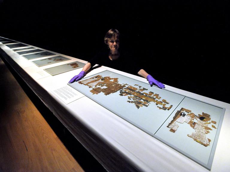 Das Totenbuch des Ramose im Fitzwilliam Museum in Cambridge. Julie Dawson, Leiterin der Konservierungsabteilung des Museums, positioniert den letzten Teil der 3.000 Jahre alten ägyptischen Papyrusrolle.