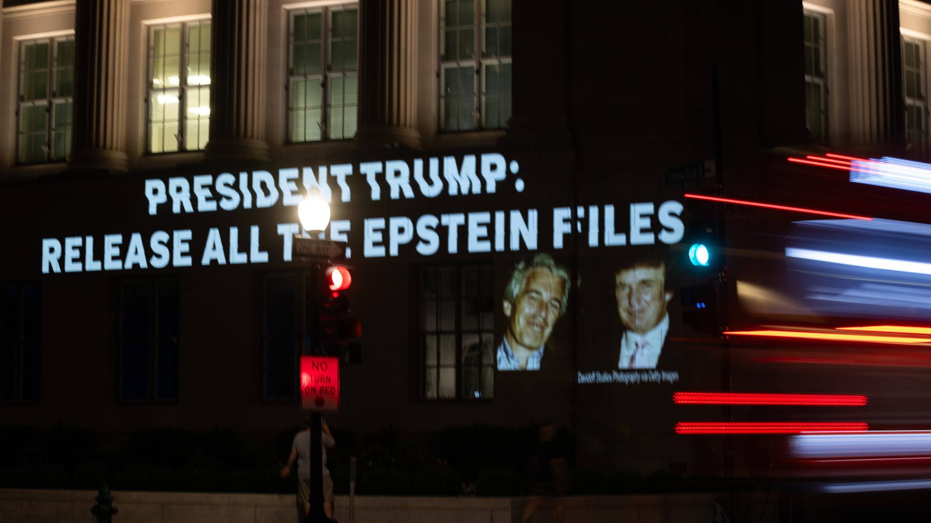 An einer Hauswand ist die Aufschrift "President Trump: Release all the Epstein Files" zu lesen. Daneben ein Foto von Trump und Epstein.