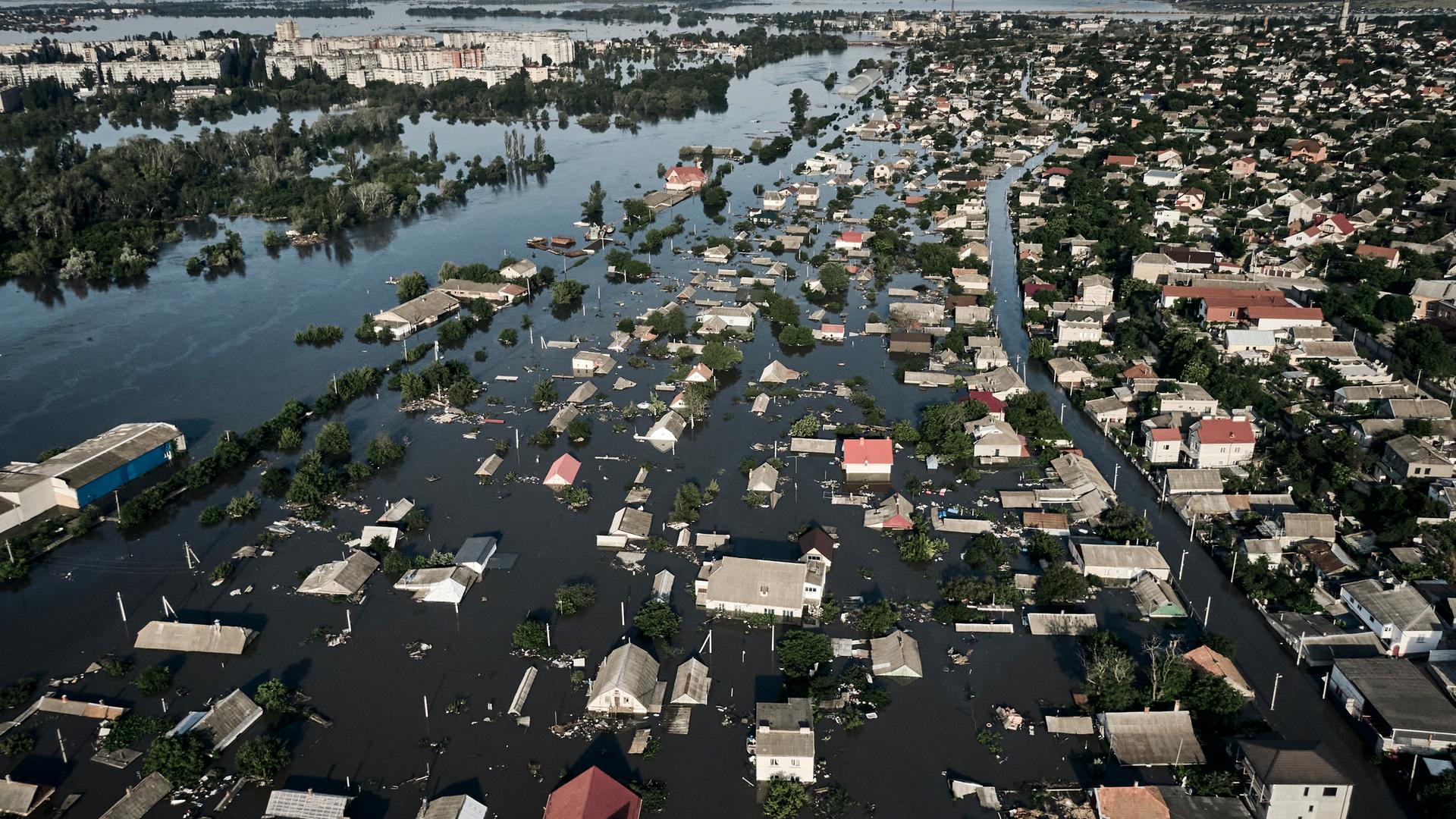 Luftaufnahme: Überflutet Landschaft, Häuser im Wasser.