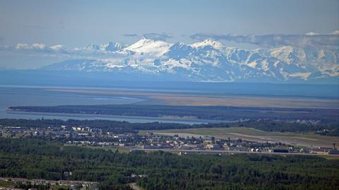 Weiter Blick über Anchorage mit schneebedeckten Bergen im Hintergrund