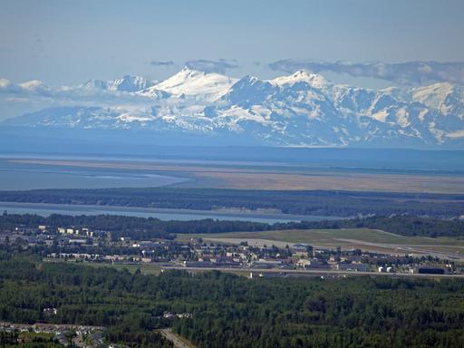 Weiter Blick über Anchorage mit schneebedeckten Bergen im Hintergrund