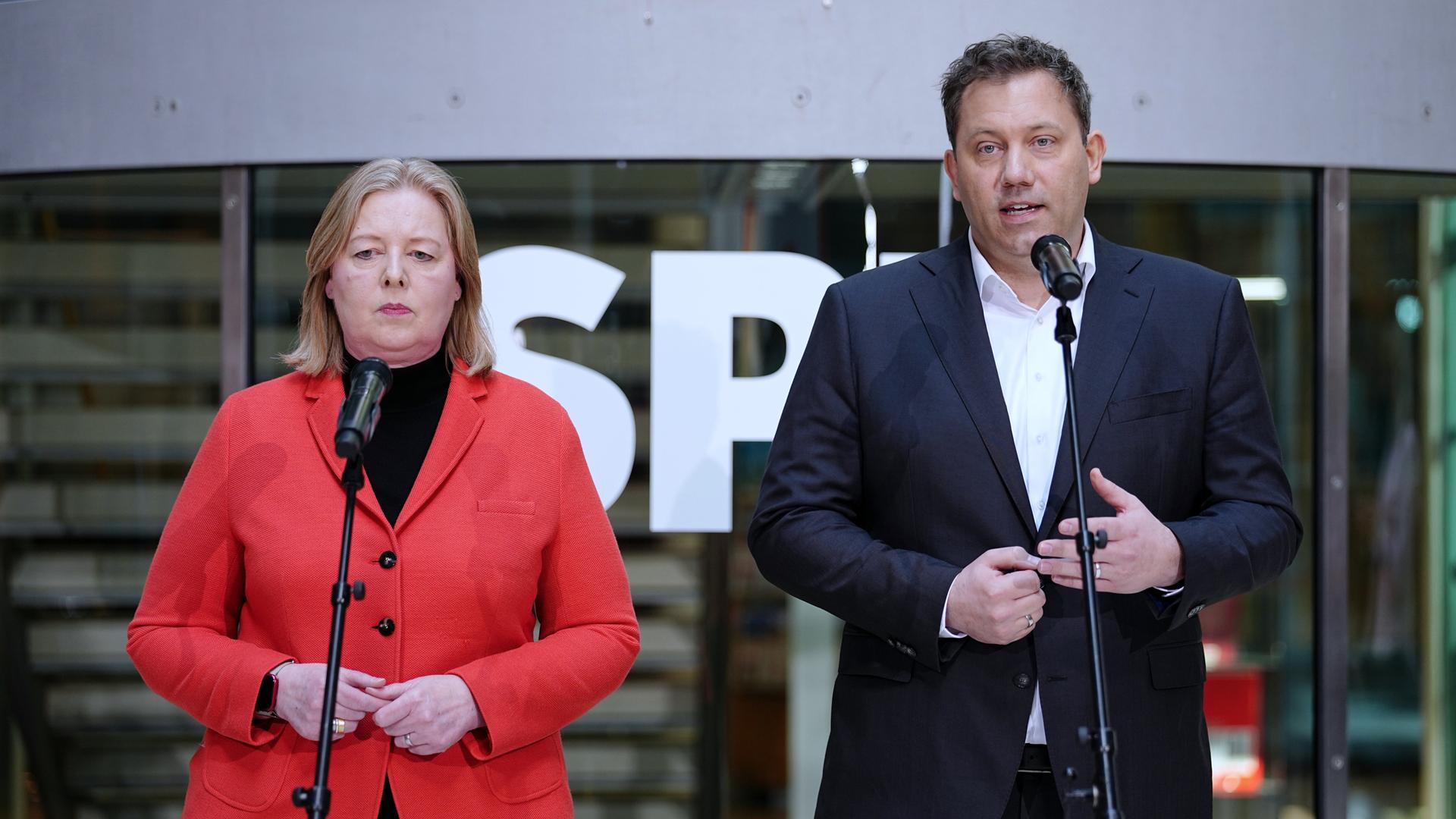 Bärbel Bas und Lars Klingbeil geben nach den Gremiensitzungen ihrer Partei im Willy-Brandt-Haus ein Pressestatement. Bärbel Bas und Lars Klingbeil geben nach den Gremiensitzungen ihrer Partei im Willy-Brandt-Haus ein Pressestatement.