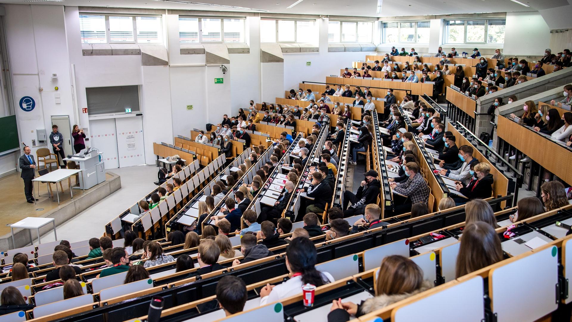 Studentinnen und Studenten sitzen im großen Hörsaal der Universität Bremen.