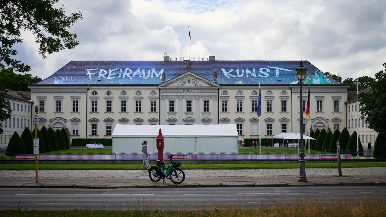 „Freiraum Kunst“ steht auf dem Dach des Schloss Bellevue.
      