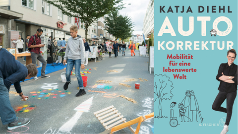 Das Buchcover zu Katja Diehl: "Autokorrektur" vor einer Straßenfestszene ohne Autoverkehr