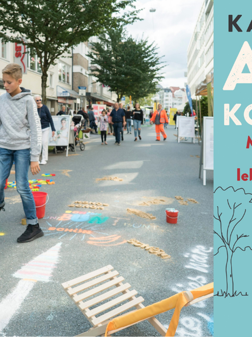 Das Buchcover zu Katja Diehl: "Autokorrektur" vor einer Straßenfestszene ohne Autoverkehr