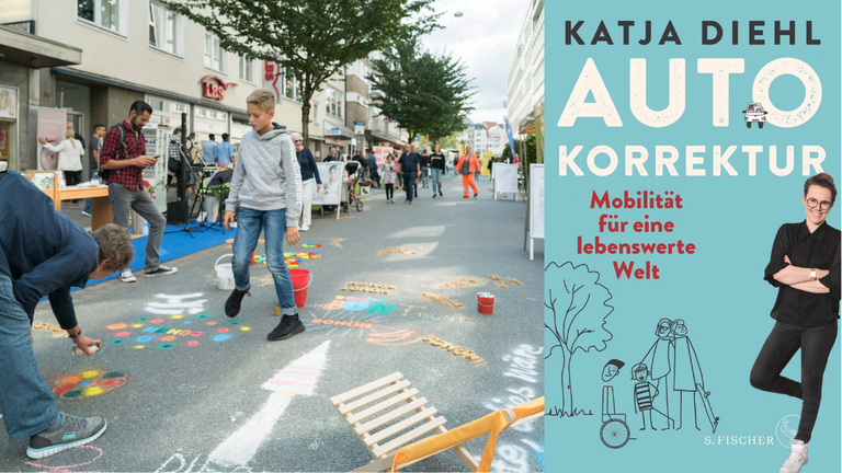 Das Buchcover zu Katja Diehl: "Autokorrektur" vor einer Straßenfestszene ohne Autoverkehr