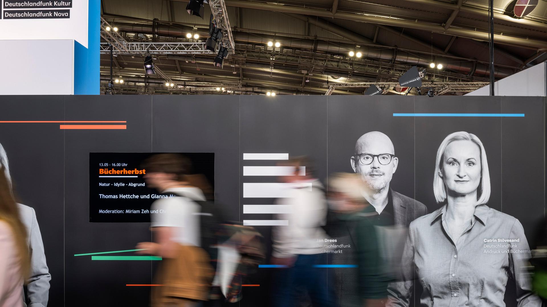 Deutschlandradio Messestand und Deutschlandfunk Deutschlandfunk Kultur Bühne  auf der Frankfurter Buchmesse 2023.